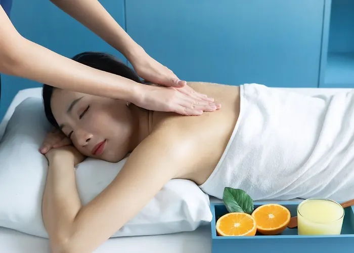 128 And Massage 아파트호텔 방콕