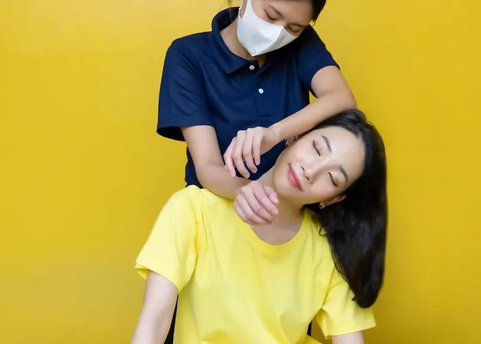 128 And Massage 아파트호텔 방콕